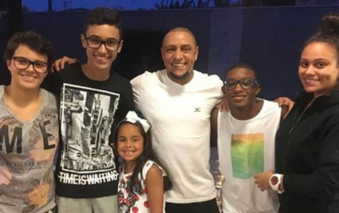 Roberto Carlos con 4 de sus 11 hijos. Solo en el primer compromiso, el exjugador tuvo tres descendencias. Siguieron 6 mujeres.