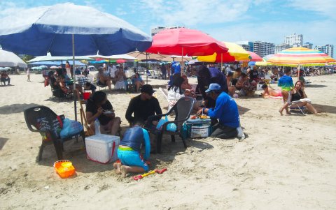 Visitantes destacan la limpieza de las playas y la oferta gastronómica local.