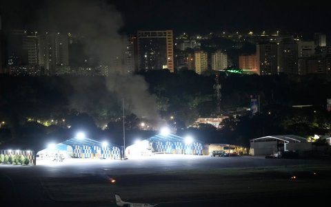 Humo en el aeropuerto de La Carlota tras las explosiones y el vuelo a baja altura de aviones en Caracas, Venezuela, el 3 de enero de 2026.