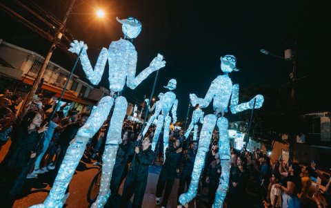 Gigantes de Luz llegan a Urdesa Central con un desfile familiar.