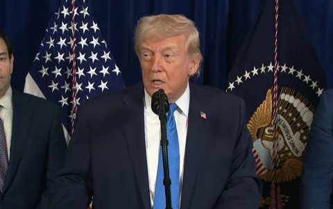 El presidente Donald Trump habla al mundo desde Mar-A-Lago.