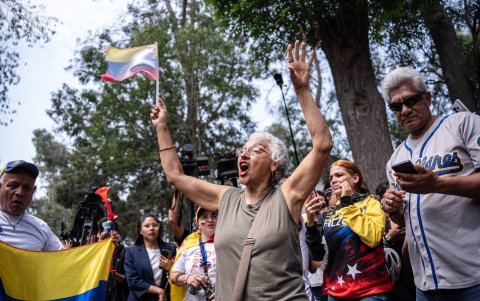 Ciudadanos venezolanos celebran durante una manifestación este sábado, en Lima (Perú).