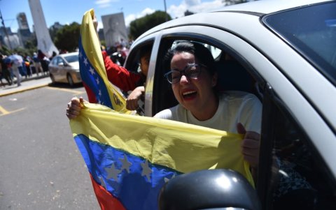Los venezolanos en Quito llegaron en vehículos y con banderas para festejar la captura de Nicolás Maduro.