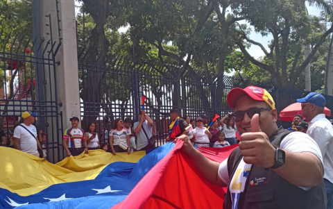 Venezolanos felices en Guayaquil tras salida de Nicolás Maduro.