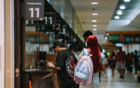 Las personas buscaron las boleterías para comprar sus pasajes.