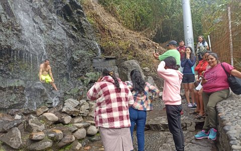 Las personas también disfrutaron de las cascadas en Tungurahua