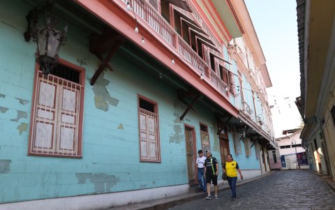 Las chazas son especies de ventanas utilizadas también como sistema de ventilación en las casas mixtas. Son icónicas en los inmuebles porteños, pero quedan pocas.