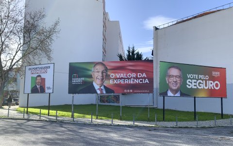 Vista de los carteles de candidatos presidenciales en Portugal en Lisboa.