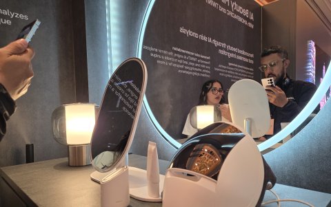 El espejo con IA analiza la piel y ofrece recomendaciones personalizadas de cuidado y estilo.