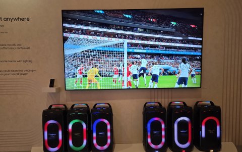 El sistema de audio integra Party Lights+ y Sports Lights, con iluminación sincronizada para fiestas y eventos deportivos.