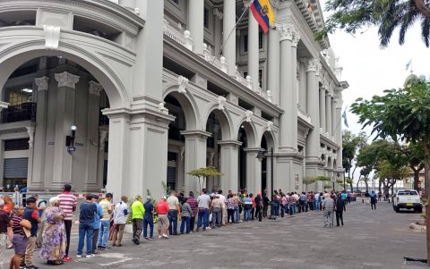 Escena. Largas filas en los exteriores del Palacio Municipal de Guayaquil en ocasiones anteriores