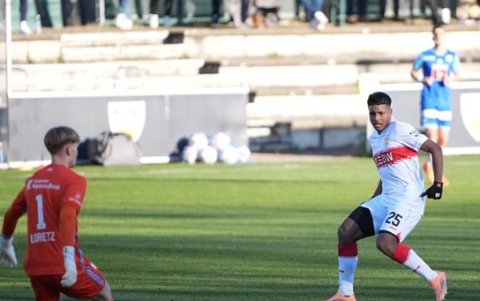 Jeremy Arévalo (d) en su primer partido con el Stuttgart alemán, este lunes 5 de enero.