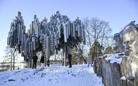 La gente se reúne en el monumento a Jean Sibelius en Helsinki, Finlandia, el 5 de enero de 2026.