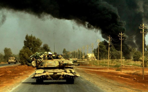 Blindados avanzan entre el humo del conflicto en Irak