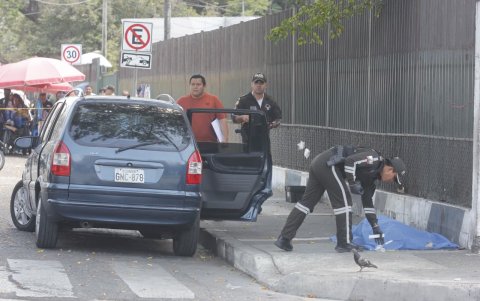 El cuerpo de la víctima quedó tendido sobre la acera, junto al hospital Teodoro Maldonado Carbo, en el sur de Guayaquil, este lunes 5 de enero.
