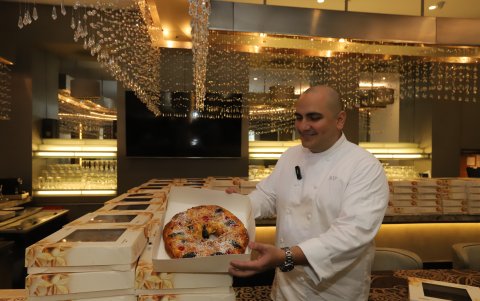 Miguel Ponce, director de Alimentos y Bebidas, muestra la rosca de Reyes del Hilton Colón de Guayaquil.