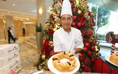 Abraham Guamán, chef pastelero, muestra la rosca de Reyes del hotel Sheraton.