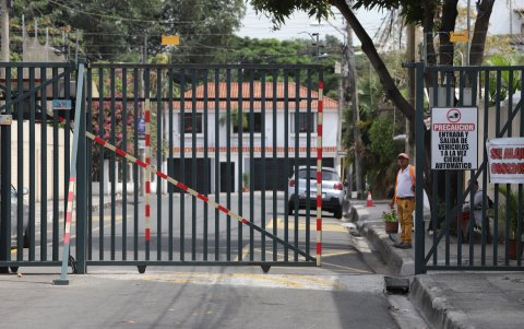 Referencial Hay rejas en la mayoría de barrios de Guayaquil. Muchos de ellas aún no están regularizados