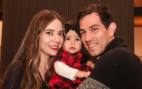 Esteban Enderica con su hija Mía Luciana y su esposa Gabriela.
