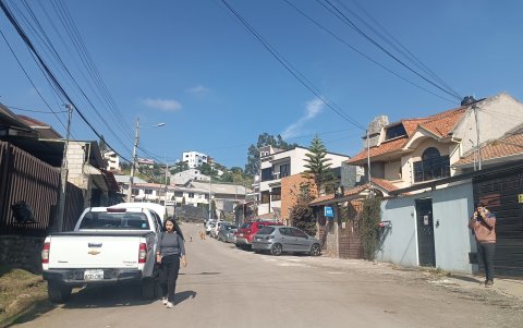 Movilidad. La falta de veredas pone en riesgo a los  habitante de la zona que deben caminar en medio de los vehículos.