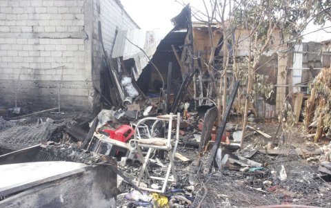 Restos del incendio donde murieron calcinadas las mascotas de la familia.