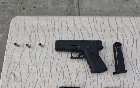 Los sujetos paseaban por el sitio fuertemente armados.