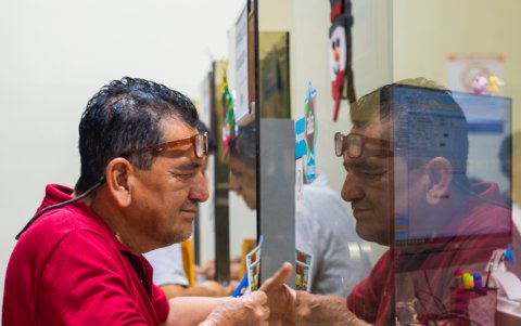 Ciudadanos em las ventanillas del Palacio Municipal.