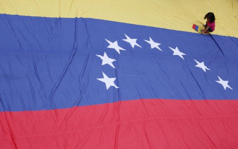 Fotografía que muestra una bandera de Venezuela durante una manifestación en contra del ataque de Estados Unidos a Venezuela, este lunes en Río de Janeiro (Brasil).