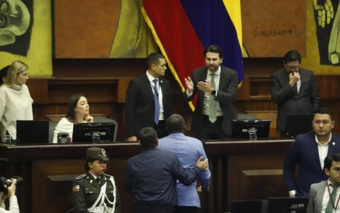 El presidente de la Asamblea, Niels Olsen, tuvo que suspender la sesión.