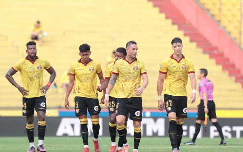 Barcelona encara una temporada 2026  con problemas económicos y una tensa relación entre el plantel y la directiva.