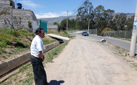 La calle es una mezcla de polvo y lodo.