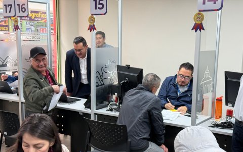 Hay 11 balcones de servicio distribuidos en el Distrito para que la ciudadanía pueda acercarse en Quito y evitar las largas filas.