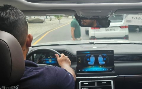 La Tunland V9 cuenta con confortables asientos en eco cuero con regulaciones eléctricas.