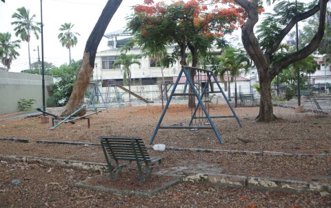 Así está el interior del parque peatonal en Los Almendros, al que las cadenas impiden acceder.