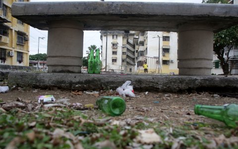 Variedad de objetos yacen en el suelo del parque abandonado de La Saiba.