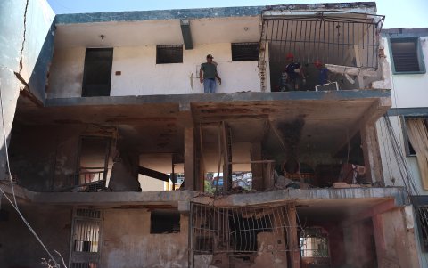 Fotografía que muestra este lunes un edificio afectado por los ataques de Estados Unidos el 03 de enero de 2025, en Catia La Mar (Venezuela).