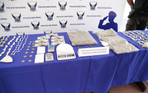 Evidencias del operativo Pandora: armas, vehículos y objetos incautados en hostales clandestinos de Quito.