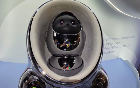 AiMe tiene rutinas, hace presentaciones en horarios definidos y se integra al ecosistema del hogar inteligente.