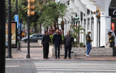 Abanicos, gorras y sombrillas se han convertido en los productos más buscados en calles del centro y norte de Guayaquil, impulsados por jornadas que se sienten más largas y agotadoras bajo el sol.