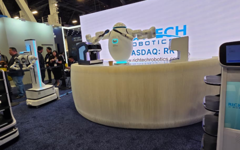 Adam, el robot barista de Richtech Robotics, prepara café con IA.