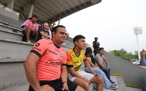 Isaac Alcíbar (i) y Pablo Argón asistieron para apoyar a Díaz en su presentación.