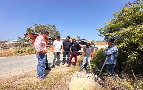Revisión. Personal técnico de Aguapen analizó las conexiones domiciliarias en Punta Blanca, una zona donde hasta este 7 de enero no había agua.