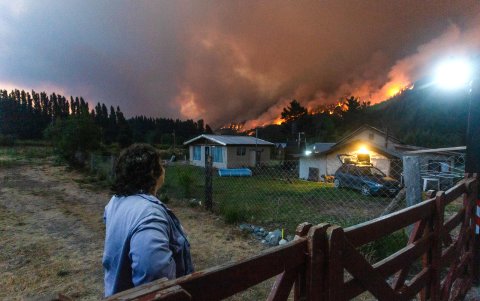 Una mujer observa los incendios forestales este miércoles, en el Hoyo provincia de Chubut (Argentina).