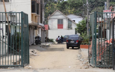 Moradores de Samanes 1 aseguraron que el paso de maquinaria provocó daños en esta reja que colocaron.
