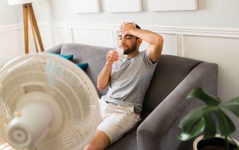 Persona bebe agua en Guayaquil durante ola de calor para mantenerse hidratada.