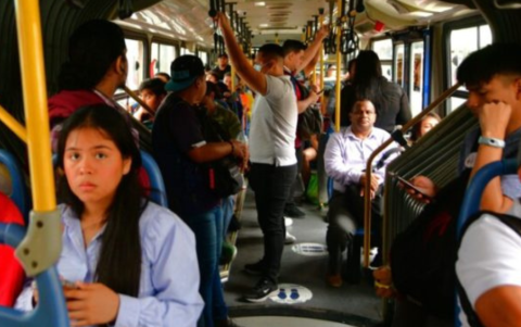 Buses con aire acondicionado, wifi y accesibilidad mejoran la experiencia de viaje en rutas de alta demanda.