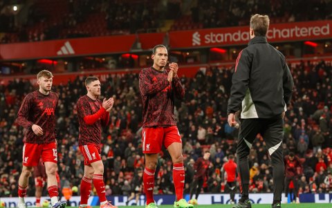 Virgil van Dijk (c-d) comandará la defensa del Liverpool.