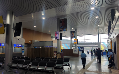 La nueva terminal terrestre Costa tiene sala de espera e islas para venta de alimentos a los pasajeros.