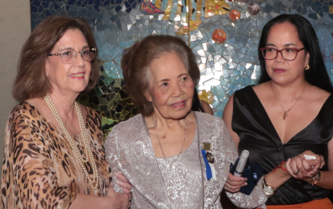 Ana María de Chin, Corazón Oliva de Reyes y Joyce Reyes.