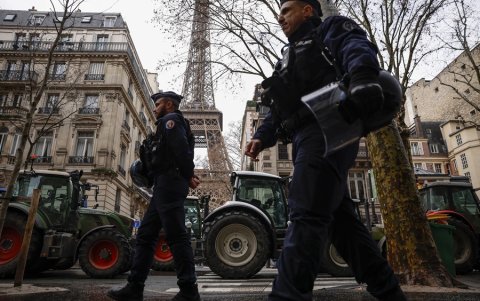 Agricultores franceses bloquean las calles con tractores cerca de la Torre Eiffel durante una manifestación.
